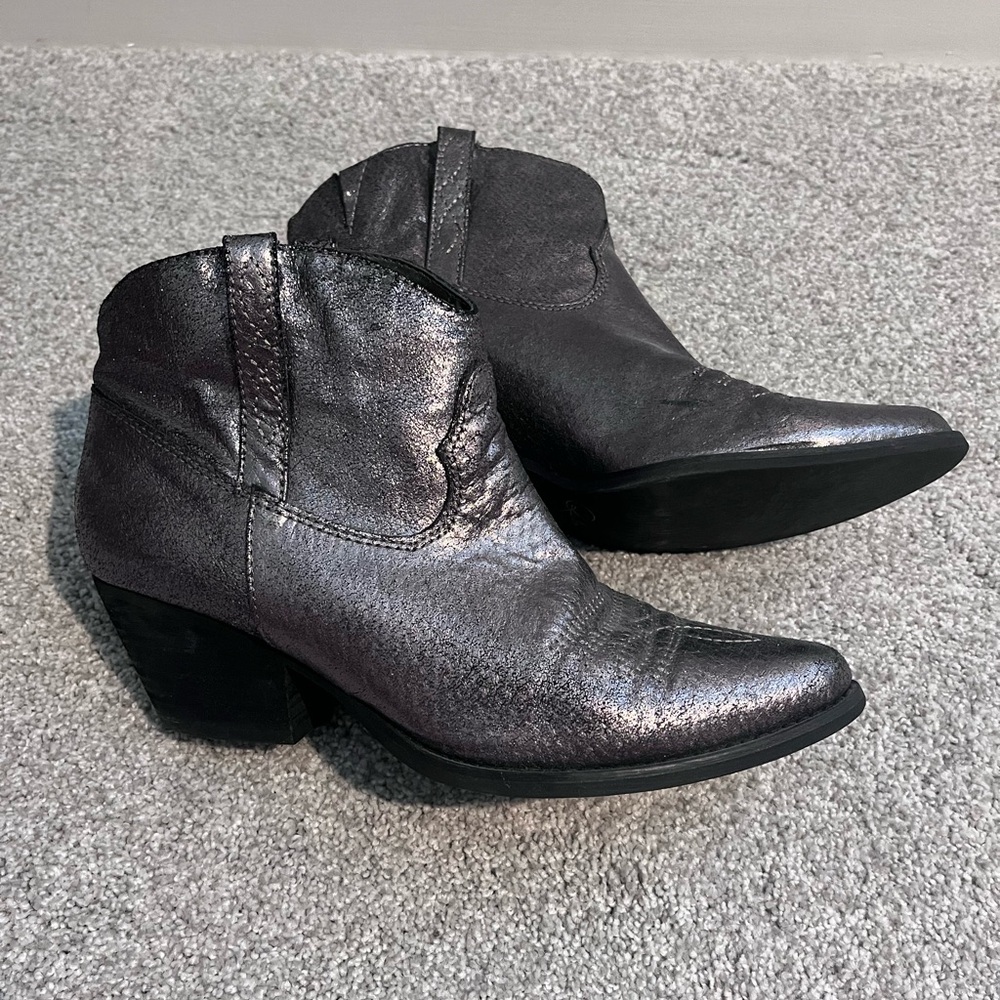 Silver metallic Reba boots size 8 1/2